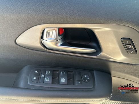 Used 2025 Chrysler Pacifica Select image 19