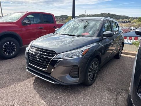 Used 2021 Nissan Kicks SV image 2