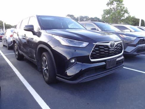 Used 2021 Toyota Highlander XLE AWD/4WD image 3