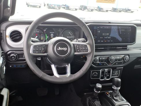 Used 2025 Jeep Wrangler Unlimited Sahara AWD/4WD image 21