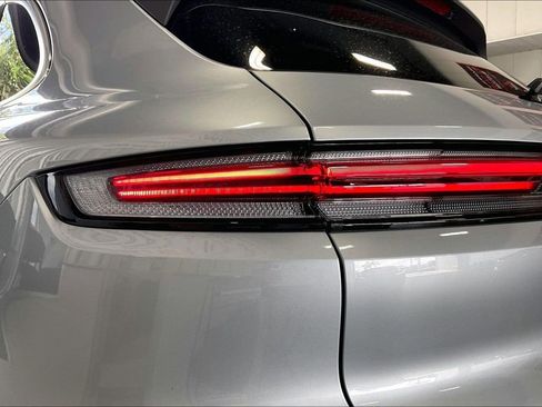 Used 2025 Porsche Cayenne AWD/4WD image 17