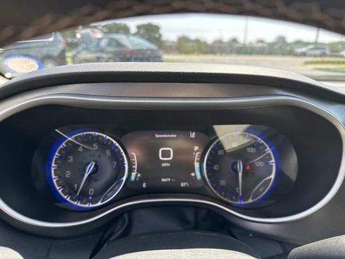 Used 2024 Chrysler Pacifica Touring-L FWD image 21