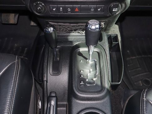 Used 2017 Jeep Wrangler Unlimited Sahara w/ Connectivity Group image 27