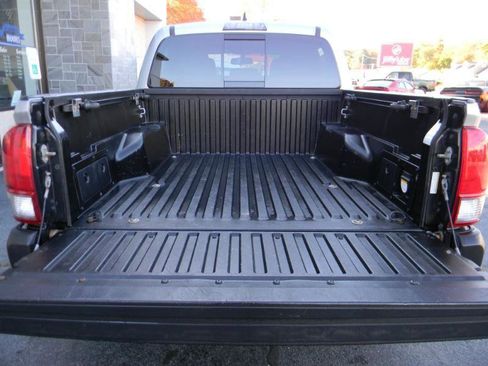 Used 2017 Toyota Tacoma TRD Off-Road w/ Tow Package (A/T) AWD/4WD image 27