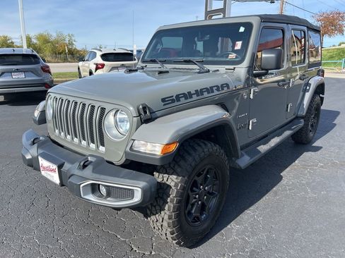 Used 2018 Jeep Wrangler Unlimited Sahara image 2