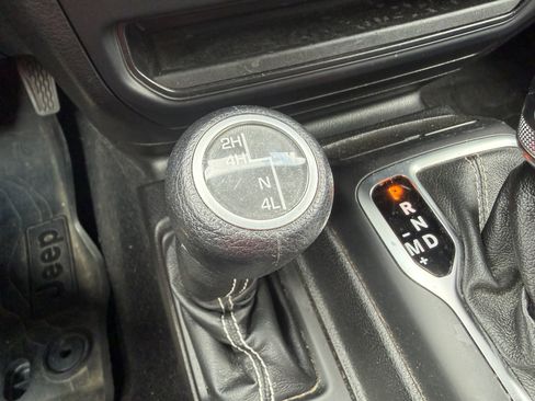 Used 2018 Jeep Wrangler Unlimited Sahara AWD/4WD image 16