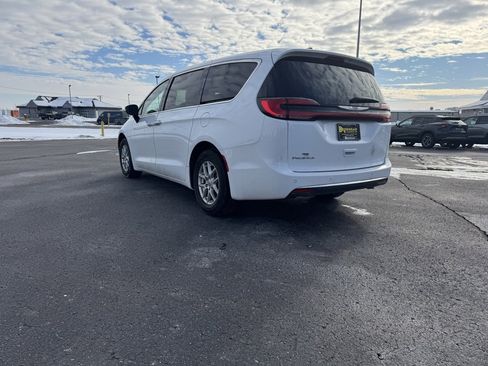 Used 2024 Chrysler Pacifica Touring-L image 13