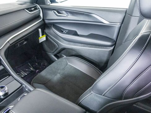 New 2025 Jeep Grand Cherokee Altitude image 34