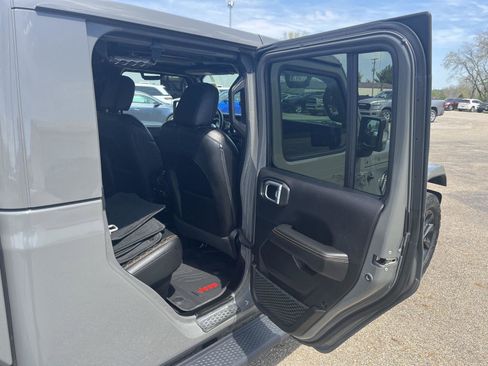 Used 2022 Jeep Gladiator Overland AWD/4WD image 37