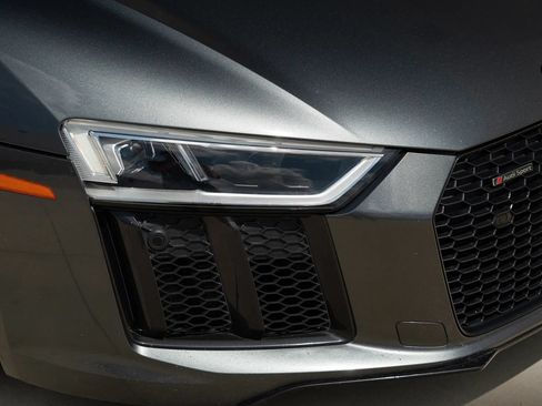 Used 2018 Audi R8 V10 RWD image 98