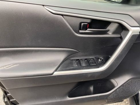 Used 2021 Toyota RAV4 LE FWD image 15
