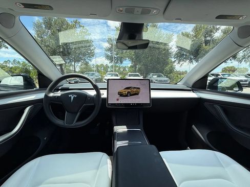 Used 2024 Tesla Model Y Long Range AWD/4WD image 18