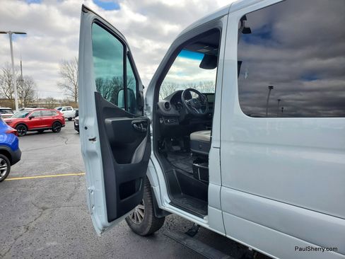 Used 2024 Mercedes-Benz Sprinter 2500 image 38