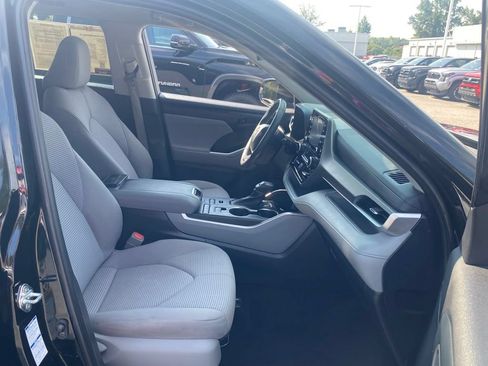 Used 2022 Toyota Highlander LE AWD/4WD image 20