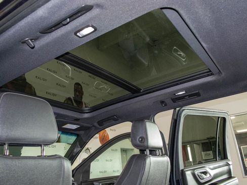 Used 2022 Chevrolet Suburban RST w/ Luxury Package image 13