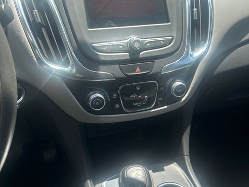 Used 2021 Chevrolet Equinox LS FWD image 12