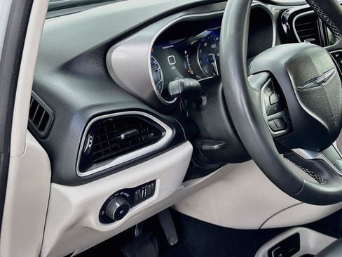 Used 2023 Chrysler Pacifica Touring-L FWD image 10