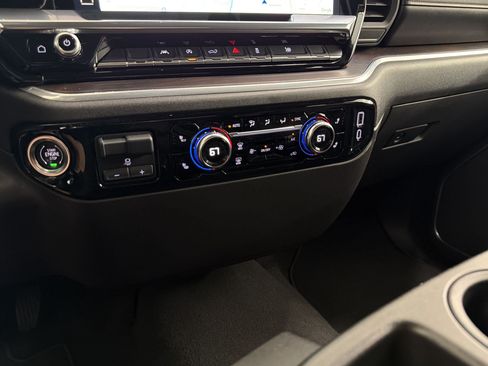 Used 2025 GMC Sierra 1500 SLT AWD/4WD image 18