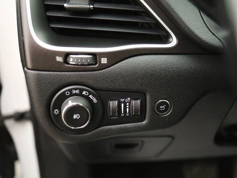 Used 2019 Jeep Cherokee Trailhawk AWD/4WD image 19