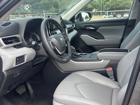 Used 2025 Toyota Highlander XLE AWD/4WD image 6