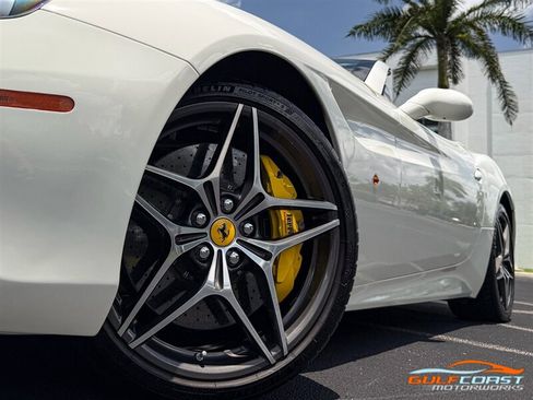Used 2017 Ferrari California T RWD image 11