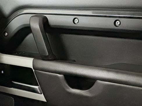 Used 2023 Land Rover Defender 130 SE image 16