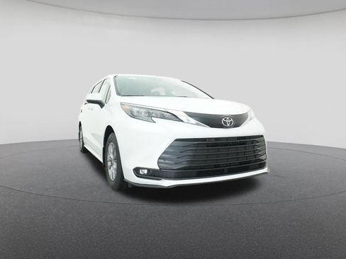 New 2026 Toyota Sienna XLE image 30