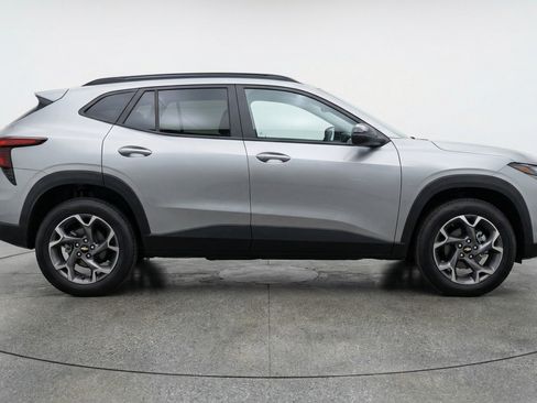 Used 2025 Chevrolet Trax LT FWD image 11
