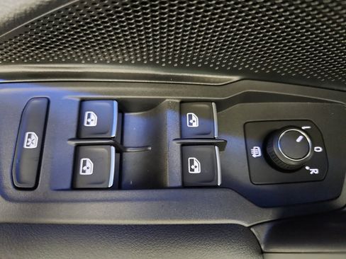 New 2025 Volkswagen Tiguan SE image 9