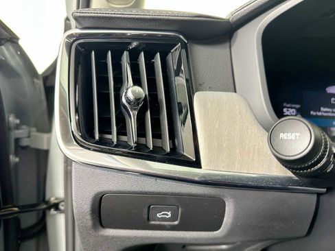 Used 2025 Volvo V90 B6 Cross Country Ultra w/ Climate Package image 10