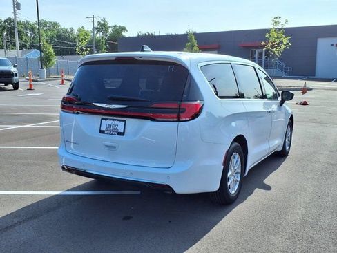 Used 2025 Chrysler Pacifica Select FWD image 4