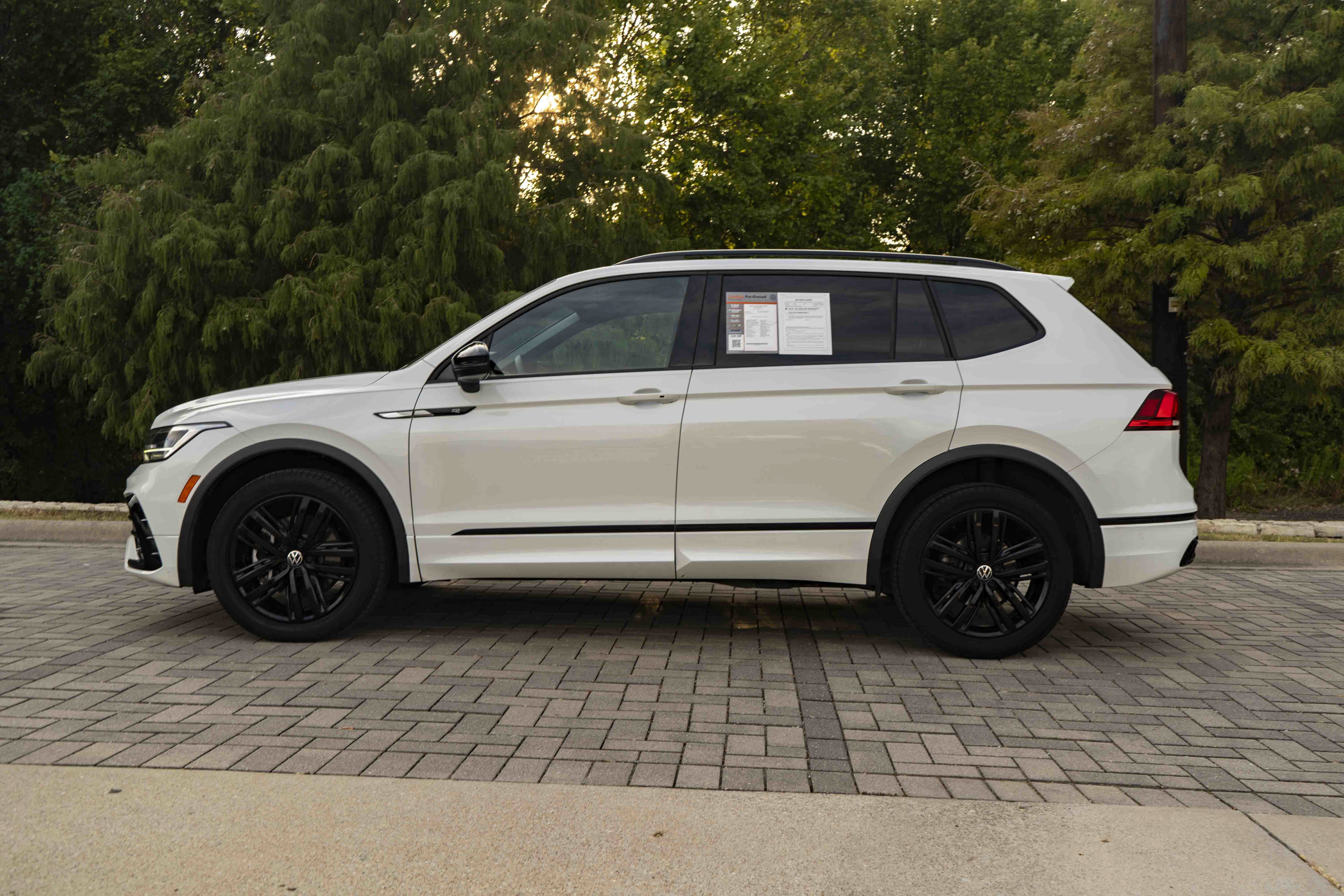 Certified 2022 Volkswagen Tiguan SE R-Line FWD image 5