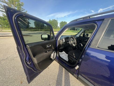 Used 2019 Jeep Renegade Sport w/ Sport Appearance Group AWD/4WD image 16