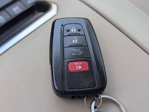 Used 2022 Toyota Highlander XLE AWD/4WD image 29
