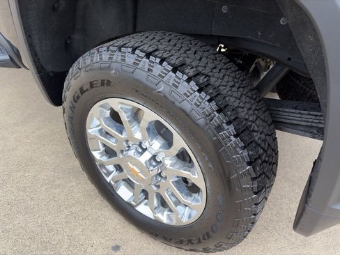 Used 2024 Chevrolet Silverado 2500 LTZ w/ LTZ Convenience Package image 8