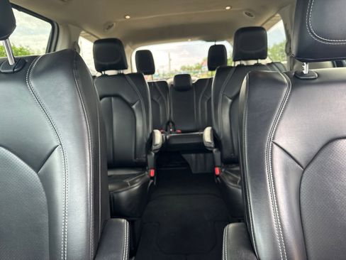 Used 2023 Chrysler Pacifica Touring-L FWD image 21