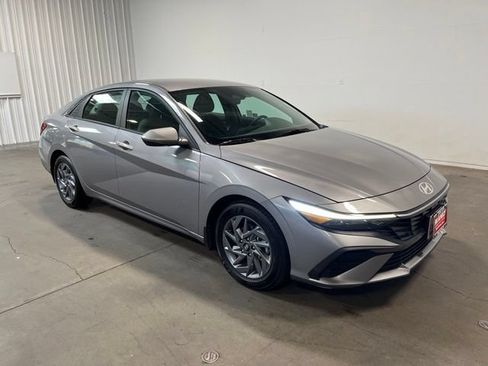 Used 2024 Hyundai Elantra SEL FWD image 1