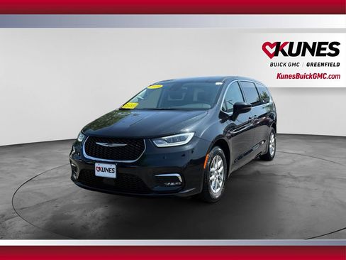 Used 2023 Chrysler Pacifica Touring-L FWD image 4