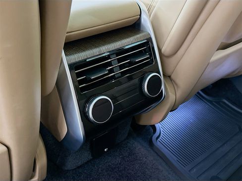 Used 2025 Land Rover Range Rover SE image 27