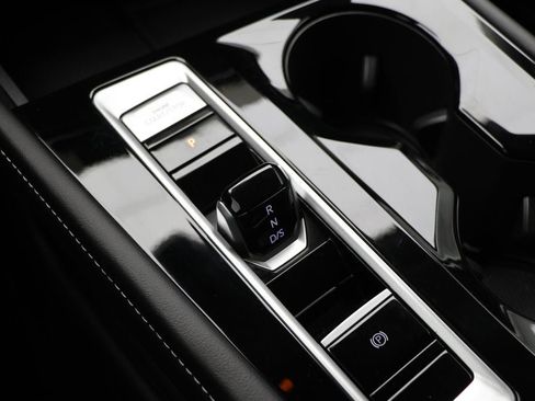 Used 2024 Volkswagen Atlas SE image 27