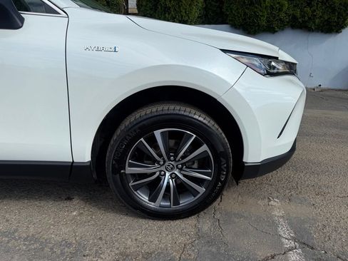 Used 2021 Toyota Venza LE AWD/4WD image 12