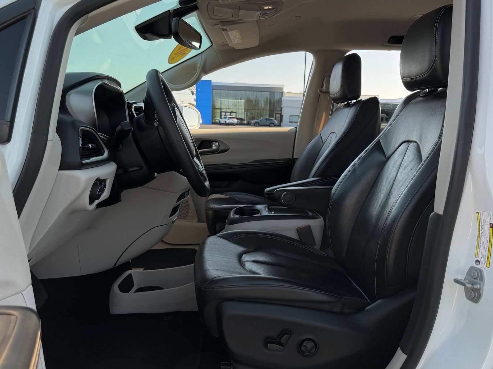 Used 2022 Chrysler Pacifica Touring-L FWD image 11