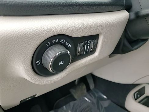 Used 2024 Chrysler Pacifica Limited FWD image 13