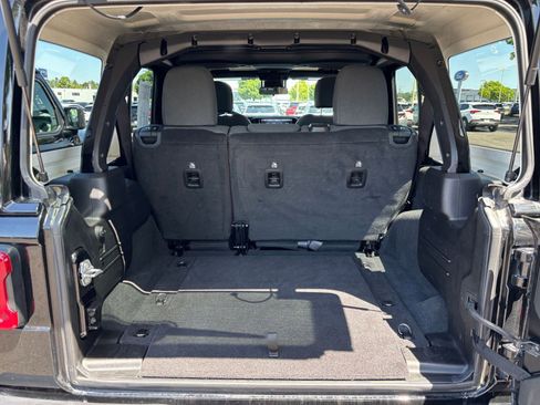 Used 2025 Jeep Wrangler Unlimited Sahara AWD/4WD image 31