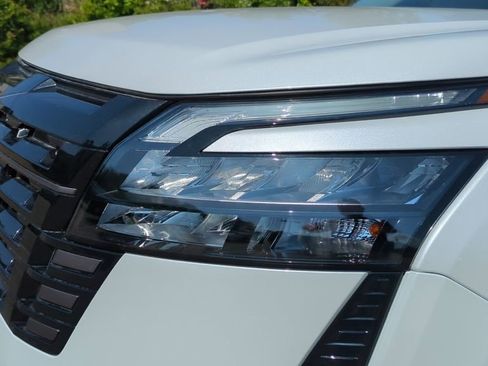 New 2026 Nissan Pathfinder Platinum FWD image 9