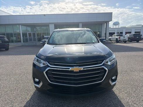 Used 2021 Chevrolet Traverse LT image 2