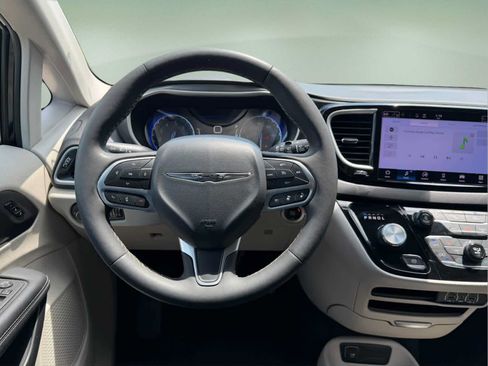 Used 2024 Chrysler Pacifica Touring-L FWD image 15