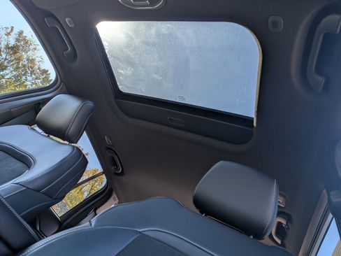 New 2025 Jeep Grand Cherokee Altitude image 23