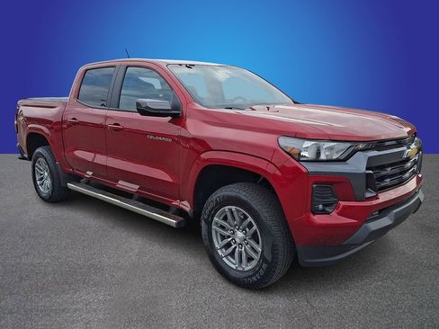 Used 2024 Chevrolet Colorado LT w/ LT Convenience Package II AWD/4WD image 3