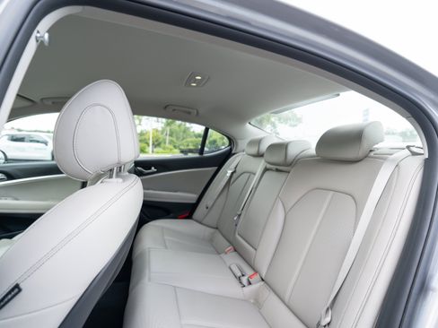 Used 2021 Genesis G70 2.0T RWD image 9